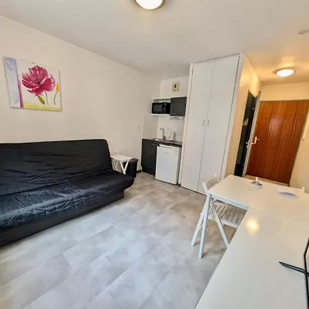 Near Train Station And Downtown With Free Parking *