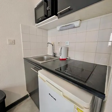 Apartment Near Train Station And Downtown With Free Parking *